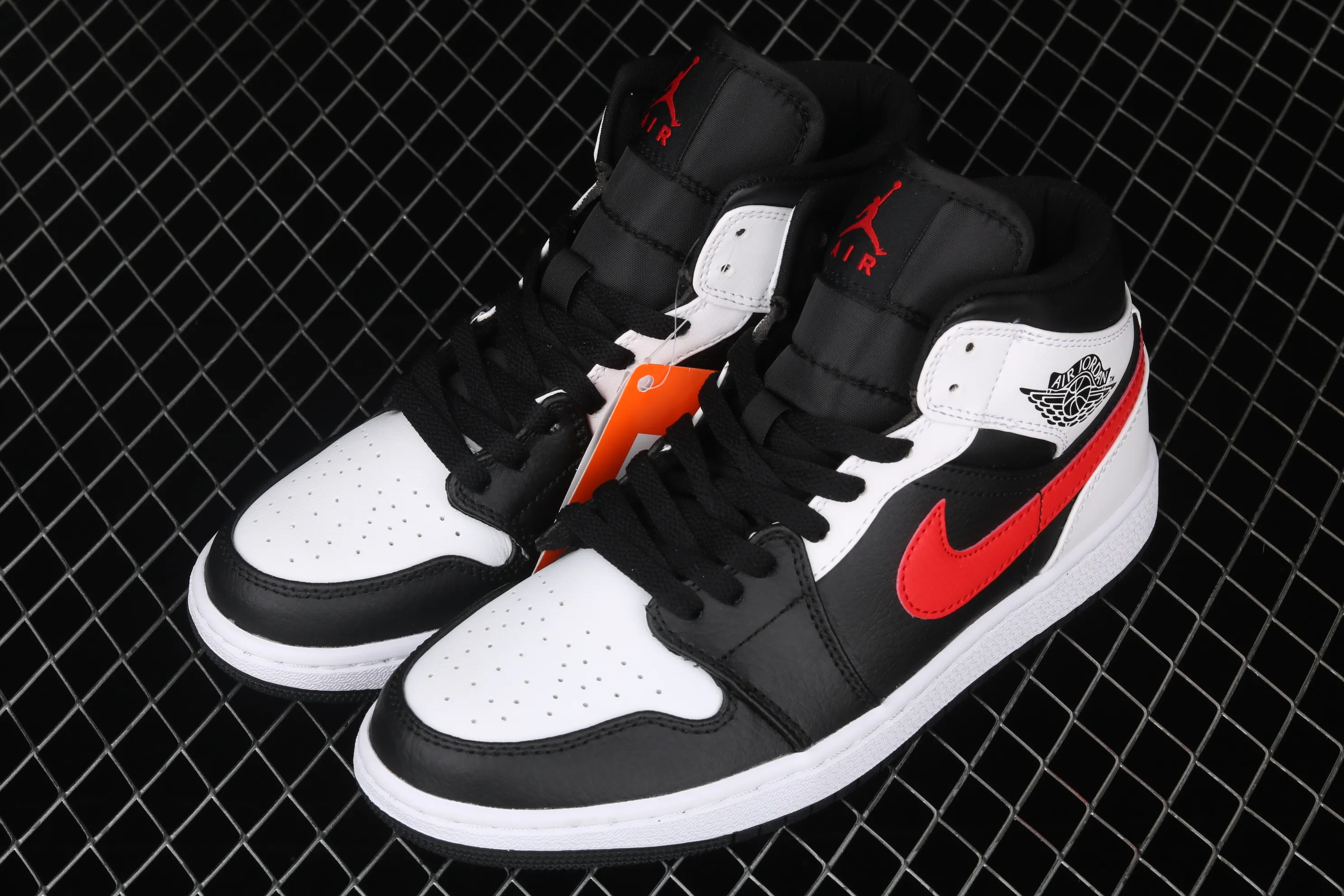 All categories Air Jordan Jordan series basketball shoes Air Jordan 1 Mid Air Jordan 1 Mid AJ1 Joe 1 black and white red hook Zhongbang basketball shoes 554724-075